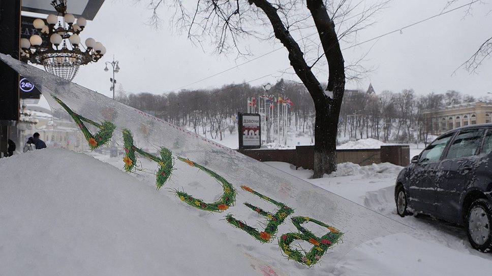 В Киеве объявлен режим ЧС из-за сильного снегопада. За сутки выпало более 40 млн тонн снега — рекордное количество за последние 100 лет