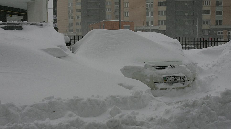 В Киеве объявлен режим ЧС из-за сильного снегопада. За сутки выпало более 40 млн тонн снега — рекордное количество за последние 100 лет