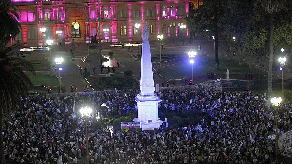 Жители Буэнос-Айреса вышли на улицы в знак протеста против программы правительства страны и президента Кристины Фернандес де Киршнер. Аргентинцы недовольны тяжелой ситуацией в экономической сфере и планами президента реорганизовать СМИ и суды