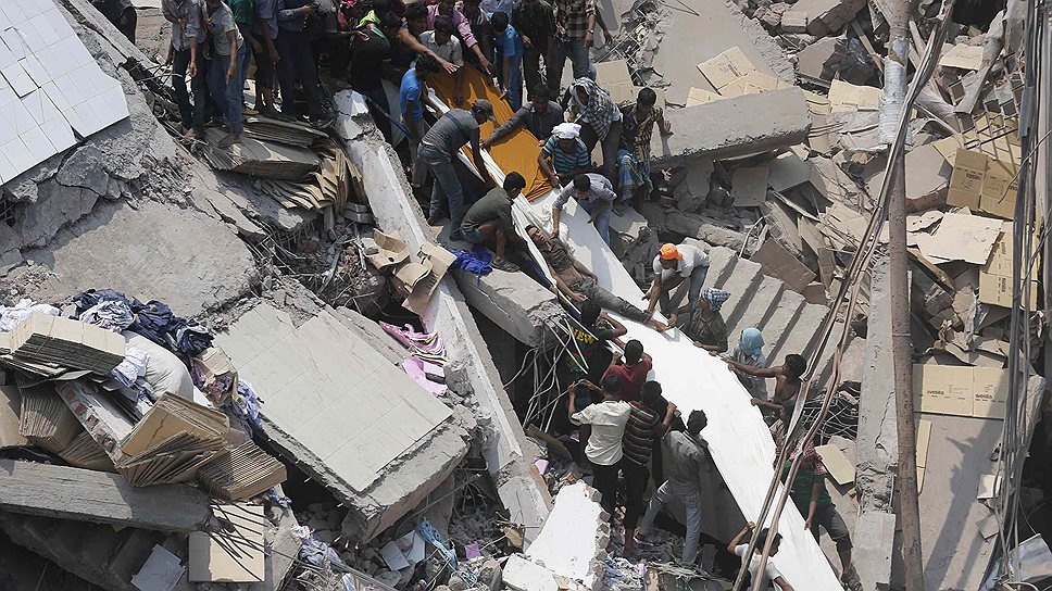 В городе Дакка обрушилось восьмиэтажное здание Rana Plaza, в котором находились швейная фабрика, банк и несколько магазинов. По меньшей мере 80 человек погибли, более 600 ранены, под завалами остаются сотни человек. В момент инцидента в здании могли находиться около 2 тыс. человек.