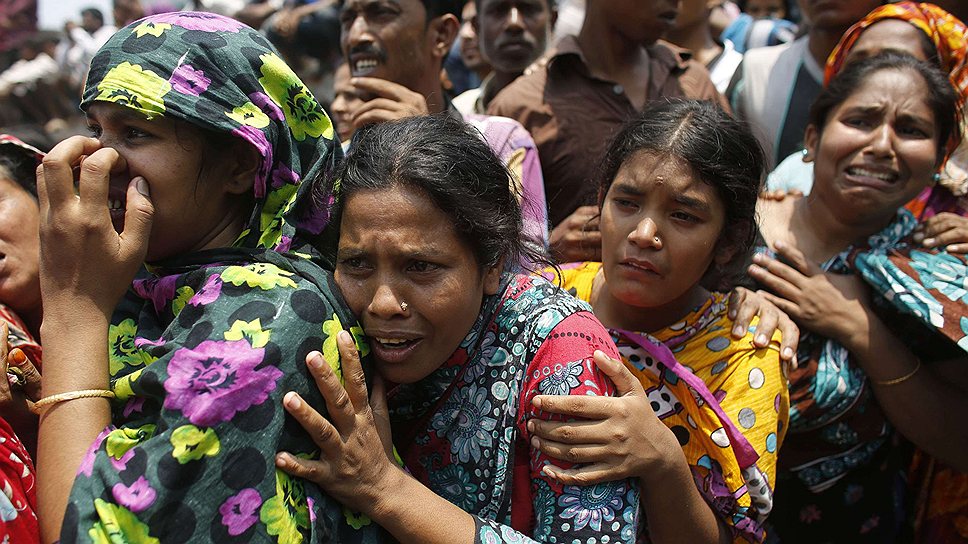 В городе Дакка обрушилось восьмиэтажное здание Rana Plaza, в котором находились швейная фабрика, банк и несколько магазинов. По меньшей мере 80 человек погибли, более 600 ранены, под завалами остаются сотни человек. В момент инцидента в здании могли находиться около 2 тыс. человек.