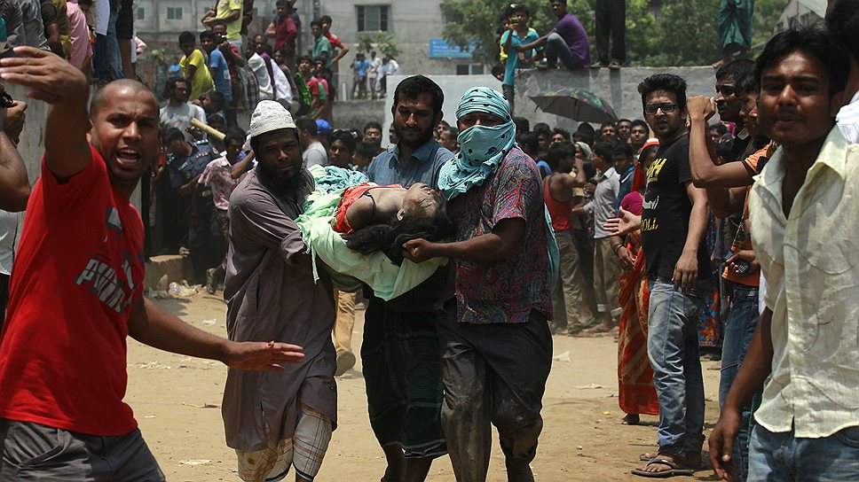 В городе Дакка обрушилось восьмиэтажное здание Rana Plaza, в котором находились швейная фабрика, банк и несколько магазинов. По меньшей мере 80 человек погибли, более 600 ранены, под завалами остаются сотни человек. В момент инцидента в здании могли находиться около 2 тыс. человек.