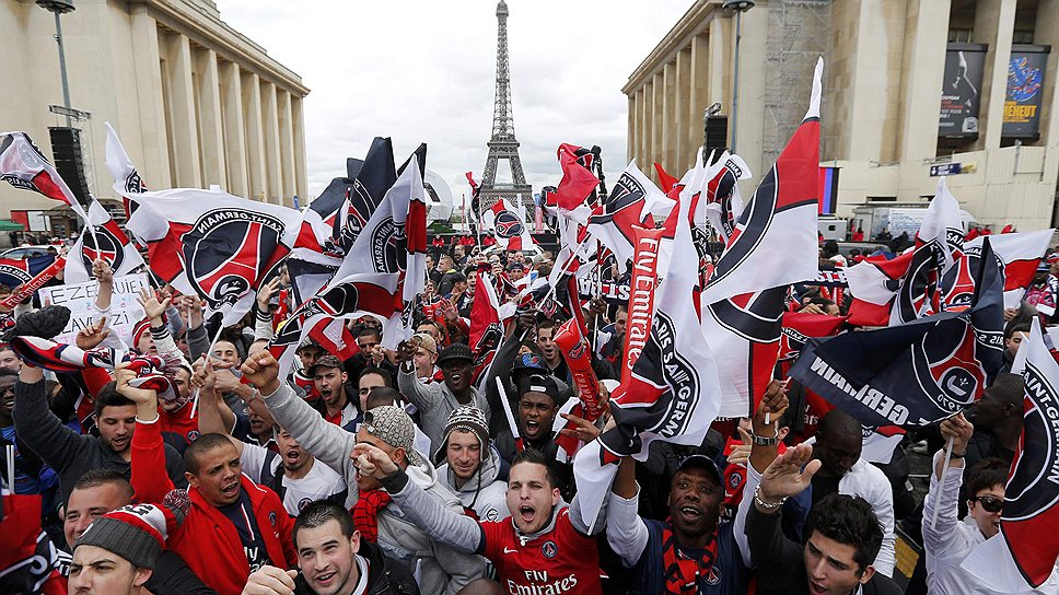 В воскресенье Paris Saint-Germain в третий раз в истории стал чемпионом Франции, обыграв Lyon (1:0). После торжественной церемонии вручения фанаты устроили беспорядки. По данным правоохранителей, задержаны более 20 человек, среди пострадавших - трое сотрудников полиции