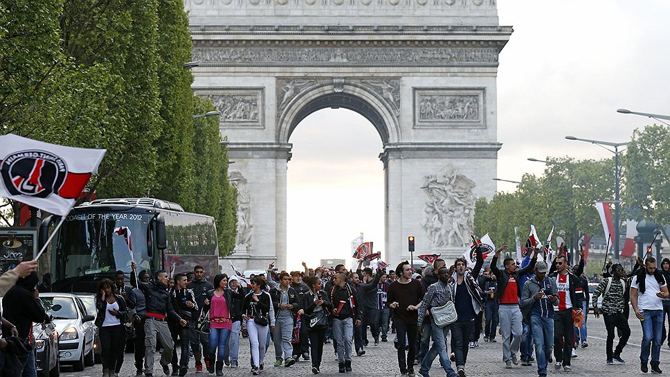 В воскресенье Paris Saint-Germain в третий раз в истории стал чемпионом Франции, обыграв Lyon (1:0). После торжественной церемонии вручения фанаты устроили беспорядки. По данным правоохранителей, задержаны более 20 человек, среди пострадавших - трое сотрудников полиции