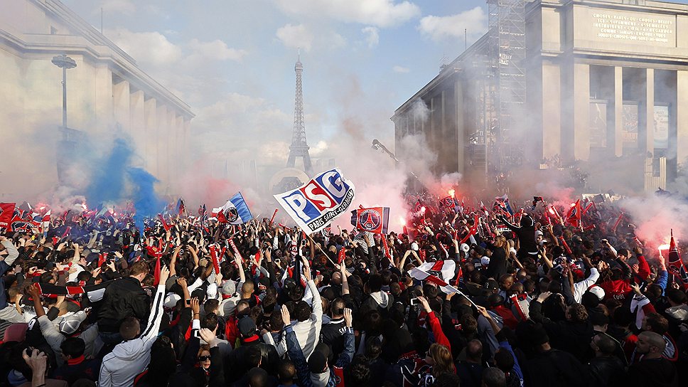 В воскресенье Paris Saint-Germain в третий раз в истории стал чемпионом Франции, обыграв Lyon (1:0). После торжественной церемонии вручения фанаты устроили беспорядки. По данным правоохранителей, задержаны более 20 человек, среди пострадавших - трое сотрудников полиции