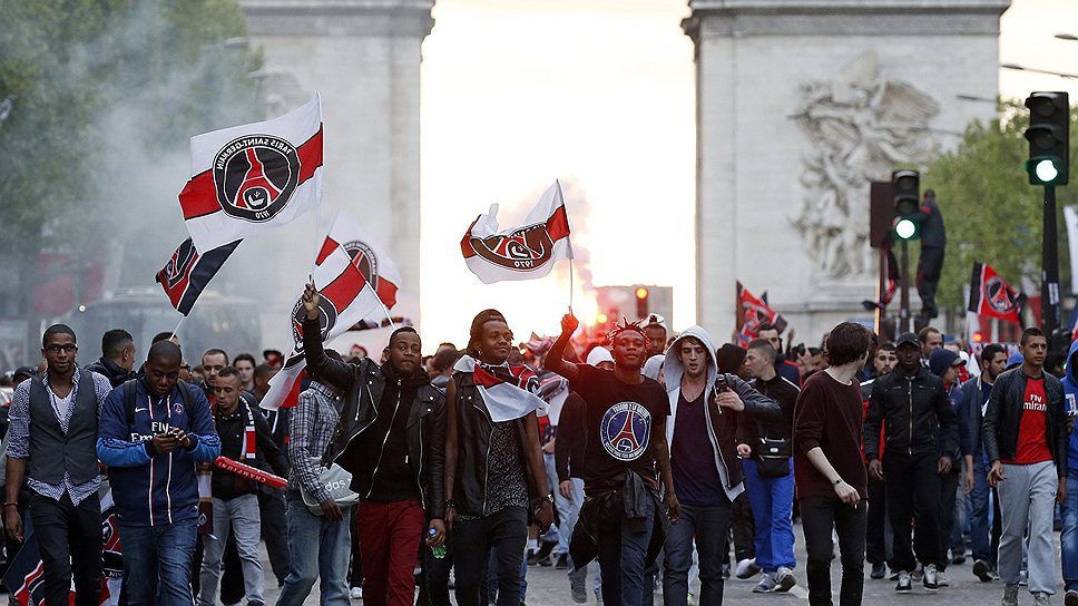 В воскресенье Paris Saint-Germain в третий раз в истории стал чемпионом Франции, обыграв Lyon (1:0). После торжественной церемонии вручения фанаты устроили беспорядки. По данным правоохранителей, задержаны более 20 человек, среди пострадавших - трое сотрудников полиции