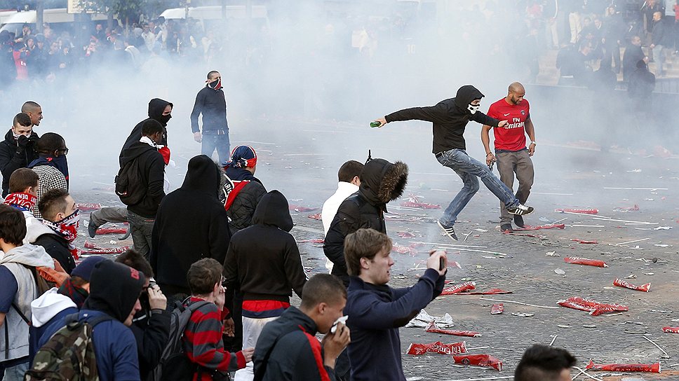 В воскресенье Paris Saint-Germain в третий раз в истории стал чемпионом Франции, обыграв Lyon (1:0). После торжественной церемонии вручения фанаты устроили беспорядки. По данным правоохранителей, задержаны более 20 человек, среди пострадавших - трое сотрудников полиции