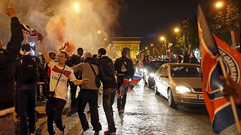 В воскресенье Paris Saint-Germain в третий раз в истории стал чемпионом Франции, обыграв Lyon (1:0). После торжественной церемонии вручения фанаты устроили беспорядки. По данным правоохранителей, задержаны более 20 человек, среди пострадавших - трое сотрудников полиции