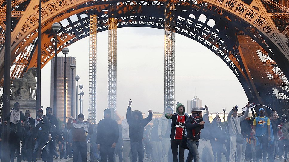 В воскресенье Paris Saint-Germain в третий раз в истории стал чемпионом Франции, обыграв Lyon (1:0). После торжественной церемонии вручения фанаты устроили беспорядки. По данным правоохранителей, задержаны более 20 человек, среди пострадавших - трое сотрудников полиции