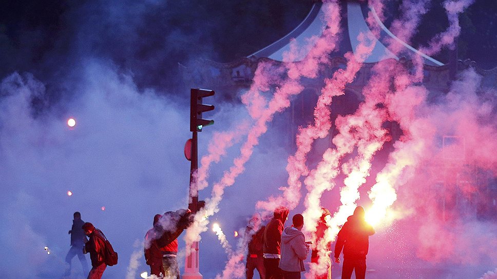 В воскресенье Paris Saint-Germain в третий раз в истории стал чемпионом Франции, обыграв Lyon (1:0). После торжественной церемонии вручения фанаты устроили беспорядки. По данным правоохранителей, задержаны более 20 человек, среди пострадавших - трое сотрудников полиции