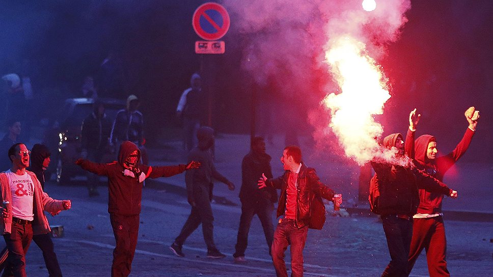 В воскресенье Paris Saint-Germain в третий раз в истории стал чемпионом Франции, обыграв Lyon (1:0). После торжественной церемонии вручения фанаты устроили беспорядки. По данным правоохранителей, задержаны более 20 человек, среди пострадавших - трое сотрудников полиции