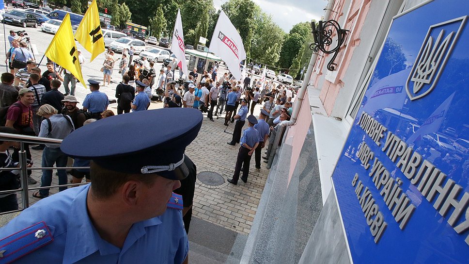 У здания Главного управления МВД в Киеве прошел митинг против произвола сотрудников правоохранительных органов. Его участниками стали около 70 человек