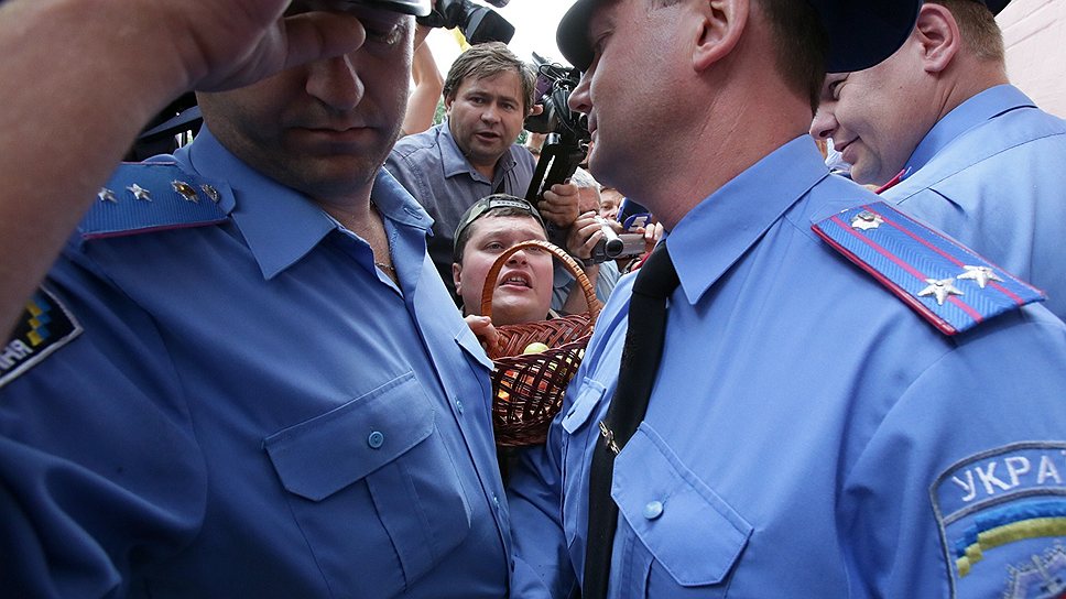 У здания Главного управления МВД в Киеве прошел митинг против произвола сотрудников правоохранительных органов. Его участниками стали около 70 человек