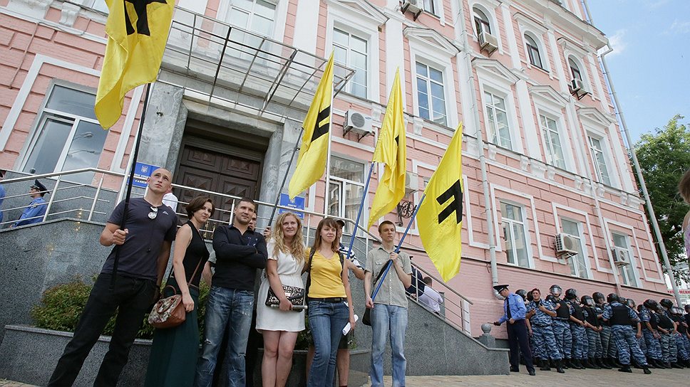 У здания Главного управления МВД в Киеве прошел митинг против произвола сотрудников правоохранительных органов. Его участниками стали около 70 человек