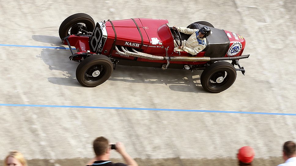 Рольф Кустер показывает свой Nash 480 Aeropower 1930 год выпуска в действии