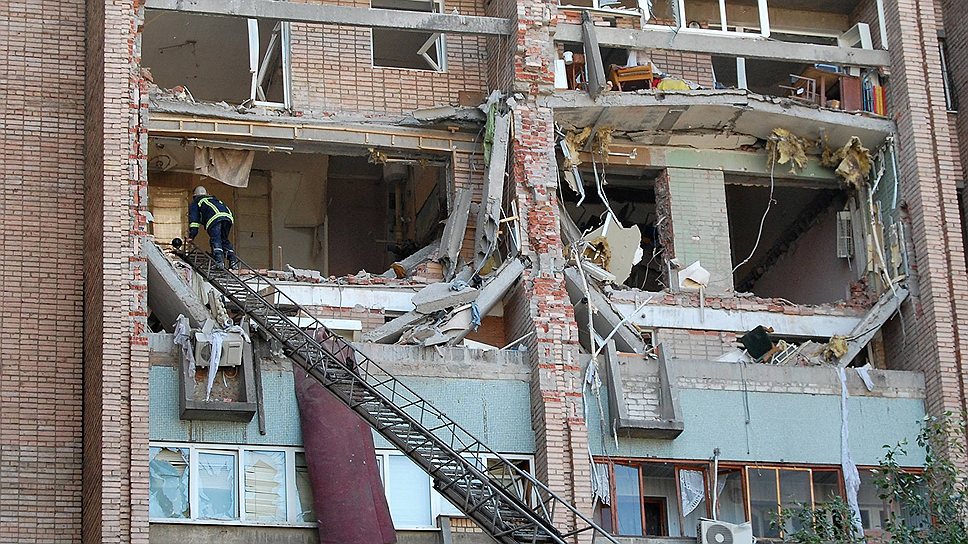 Взрыв в жилом доме в Луганске