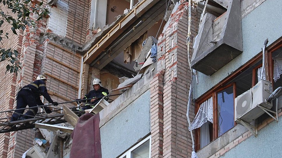 Взрыв в жилом доме в Луганске