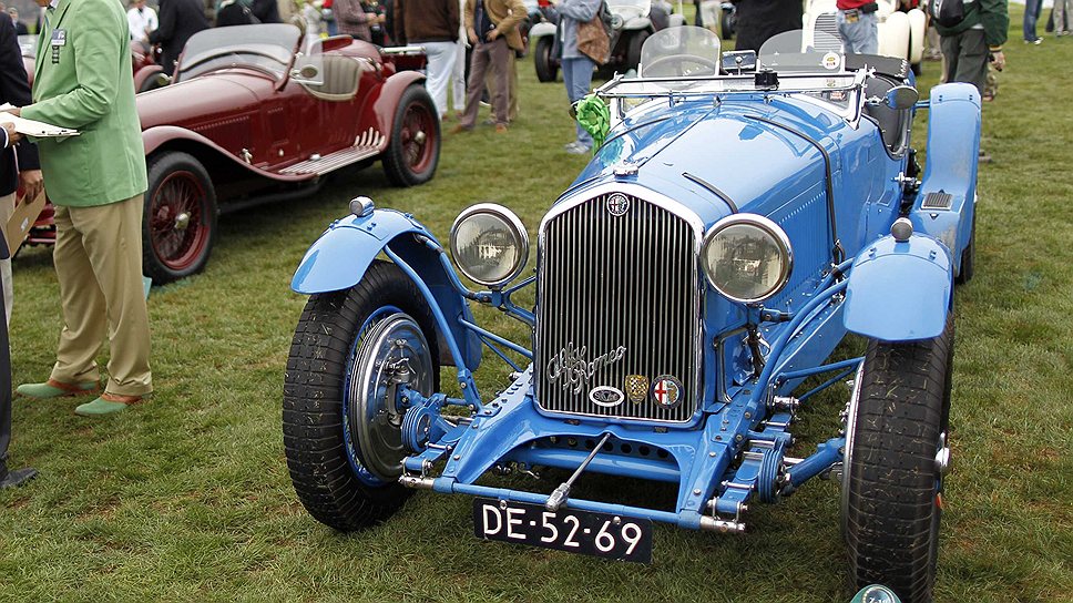 Судьи конкурса совещаются после осмотра автомобиля марки Alfa Romeo 8C Touring Le Mans 1933 года выпуска 