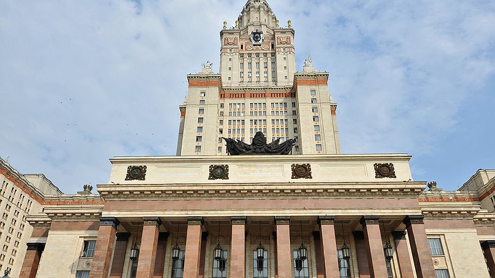 1953 год. В Москве на Ленинских горах открыто высотное здание МГУ