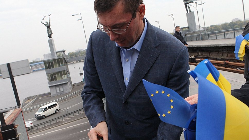 Бывший министр внутренних дел Юрий Луценко раздает листовки с призывом поддержать евроинтеграционный курс Украины на одной из станций метро