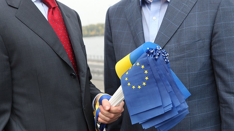 Лидер фракции ВО &quot;Батькивщина&quot; Арсений Яценюк и бывший министр внутренних дел Юрий Луценко держат флажки Украины и Евросоюза