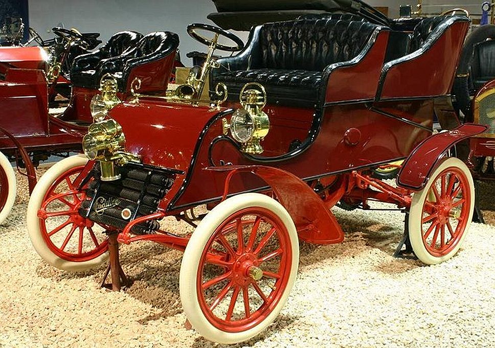 1902 год. В Детройте выпущен первый автомобиль марки Cadillac