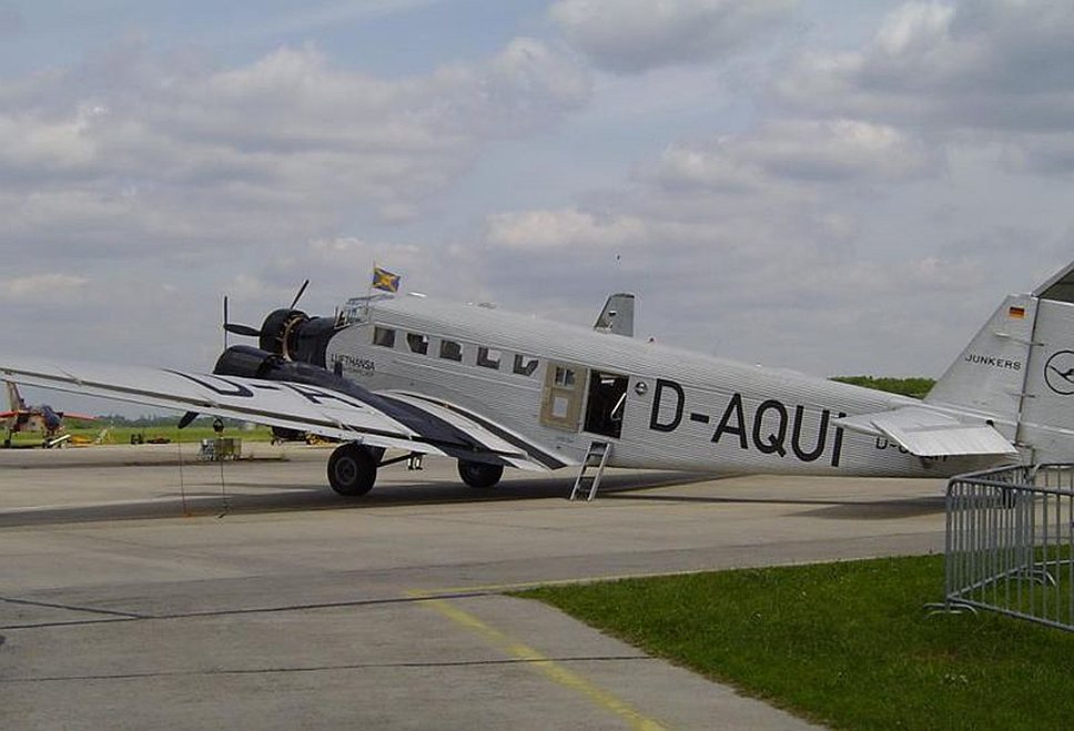 1930 год. Состоялся первый полет трехмоторного немецкого самолета Junkers Ju-52