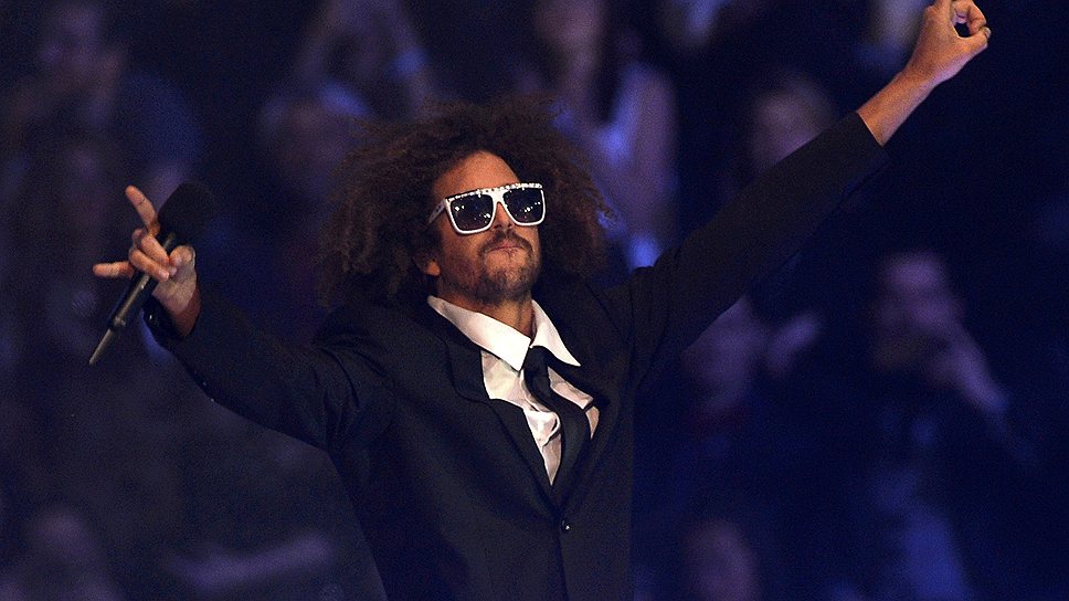 Redfoo, также известный как Стефан Горди из группы LMFAO во время выступления на церемонии MTV Europe Music Awards-2013