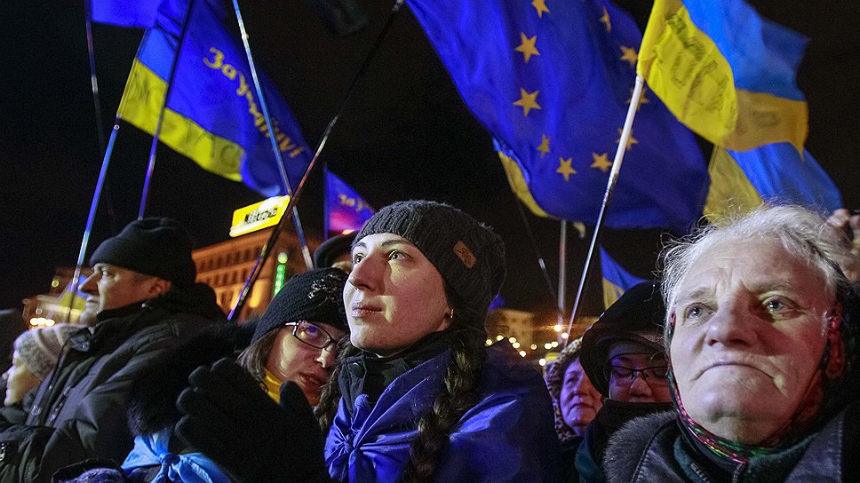 В центре Киева продолжается мирная акция протеста. Вечером 2 декабря люди вместе с представителями оппозиционных сил провели митинг, призвав президента Виктора Януковича отправить в отставку Кабинет министров Николая Азарова. Ночью на майдане Незалежности оставалось около 5 тыс. митингующих