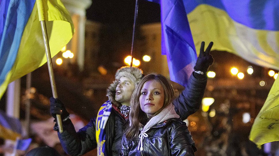 В центре Киева продолжается мирная акция протеста. Вечером 2 декабря люди вместе с представителями оппозиционных сил провели митинг, призвав президента Виктора Януковича отправить в отставку Кабинет министров Николая Азарова. Ночью на майдане Незалежности оставалось около 5 тыс. митингующих