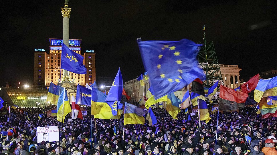 В центре Киева продолжается мирная акция протеста. Вечером 2 декабря люди вместе с представителями оппозиционных сил провели митинг, призвав президента Виктора Януковича отправить в отставку Кабинет министров Николая Азарова. Ночью на майдане Незалежности оставалось около 5 тыс. митингующих