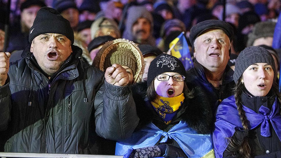 В центре Киева продолжается мирная акция протеста. Вечером 2 декабря люди вместе с представителями оппозиционных сил провели митинг, призвав президента Виктора Януковича отправить в отставку Кабинет министров Николая Азарова. Ночью на майдане Незалежности оставалось около 5 тыс. митингующих