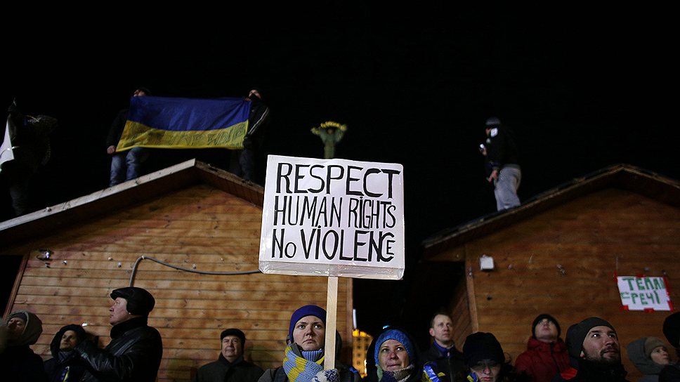 В центре Киева продолжается мирная акция протеста. Вечером 2 декабря люди вместе с представителями оппозиционных сил провели митинг, призвав президента Виктора Януковича отправить в отставку Кабинет министров Николая Азарова. Ночью на майдане Незалежности оставалось около 5 тыс. митингующих