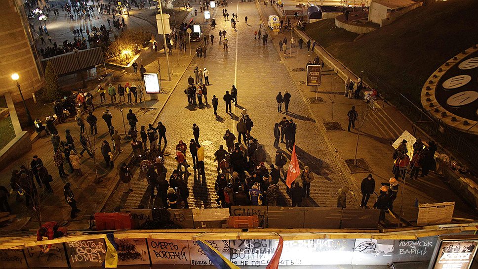 В центре Киева продолжается мирная акция протеста. Вечером 2 декабря люди вместе с представителями оппозиционных сил провели митинг, призвав президента Виктора Януковича отправить в отставку Кабинет министров Николая Азарова. Ночью на майдане Незалежности оставалось около 5 тыс. митингующих