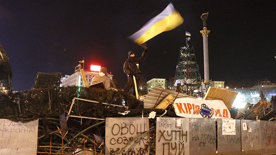 В центре Киева продолжается мирная акция протеста. Вечером 2 декабря люди вместе с представителями оппозиционных сил провели митинг, призвав президента Виктора Януковича отправить в отставку Кабинет министров Николая Азарова. Ночью на майдане Незалежности оставалось около 5 тыс. митингующих