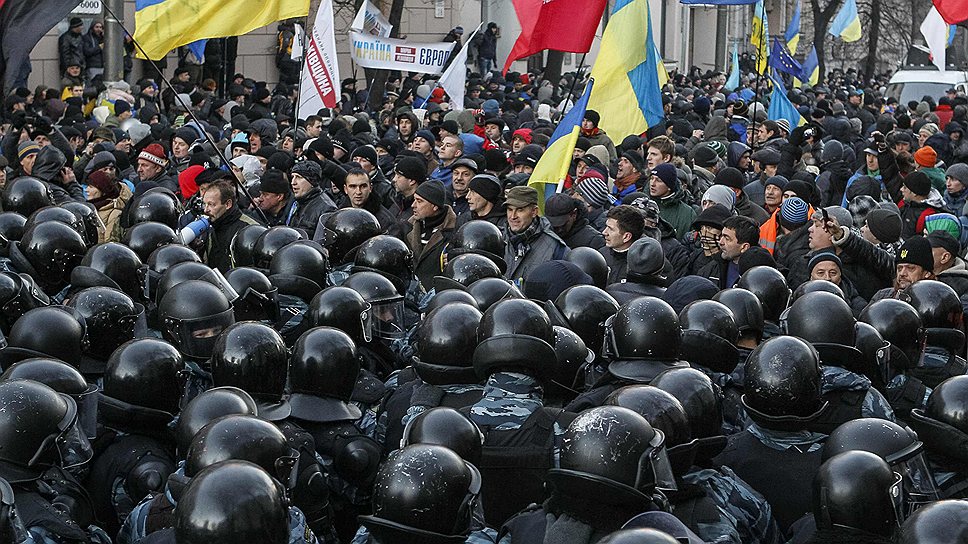 С самого утра на Майдан начали сходиться люди. Сформировав колонну протестующие двинулись к зданию Верховной рады, где сегодня депутаты должны принять решение относительно оставки Кабинета министров Николая Азарова. Митингующие держат в руках флаги Украины и Евросоюза, а ткже партийные флаги оппозиции