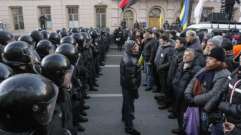 С самого утра на Майдан начали сходиться люди. Сформировав колонну протестующие двинулись к зданию Верховной рады, где сегодня депутаты должны принять решение относительно оставки Кабинета министров Николая Азарова. Митингующие держат в руках флаги Украины и Евросоюза, а ткже партийные флаги оппозиции