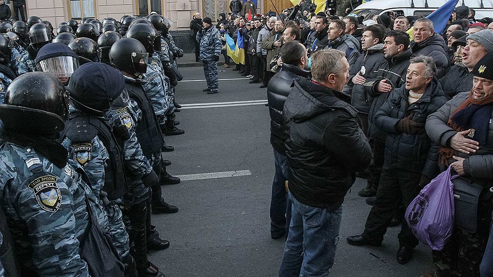 С самого утра на Майдан начали сходиться люди. Сформировав колонну протестующие двинулись к зданию Верховной рады, где сегодня депутаты должны принять решение относительно оставки Кабинета министров Николая Азарова. Митингующие держат в руках флаги Украины и Евросоюза, а ткже партийные флаги оппозиции. Однако близко к зданию Рады люди подойти не смогли, поскольку оно окружено несколькими сотнями бойцов спецподразделений &quot;Барс&quot;, &quot;Беркут&quot; и внутренних войск МВД. По периметру Рада плотно окружена автобусами милиции