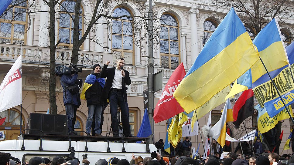 С самого утра на Майдан начали сходиться люди. Сформировав колонну протестующие двинулись к зданию Верховной рады, где сегодня депутаты должны принять решение относительно оставки Кабинета министров Николая Азарова. Митингующие держат в руках флаги Украины и Евросоюза, а ткже партийные флаги оппозиции. Перед митингующими выступил лидер партии УДАР Виталий Кличко