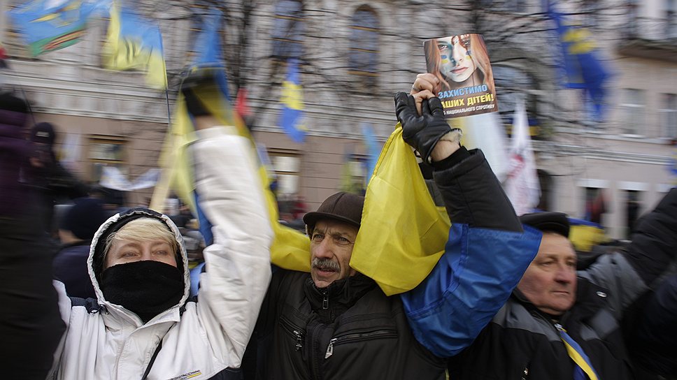 С самого утра на Майдан начали сходиться люди. Сформировав колонну протестующие двинулись к зданию Верховной рады, где сегодня депутаты должны принять решение относительно оставки Кабинета министров Николая Азарова. Митингующие держат в руках флаги Украины и Евросоюза, а ткже партийные флаги оппозиции