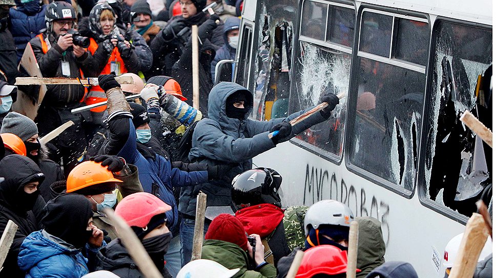 В Киеве на улице Грушевского произошли столкновения митингующих с правоохранителями