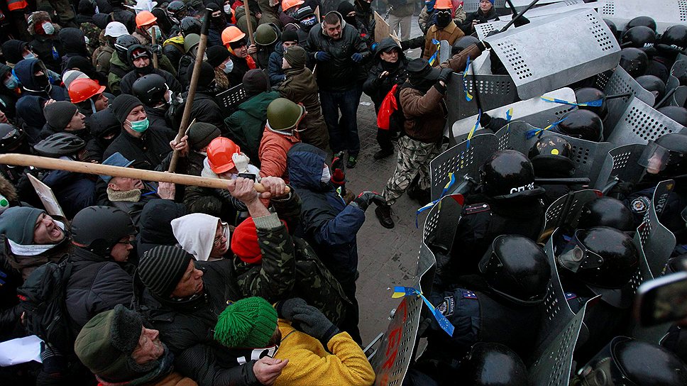 В Киеве на улице Грушевского произошли столкновения митингующих с правоохранителями