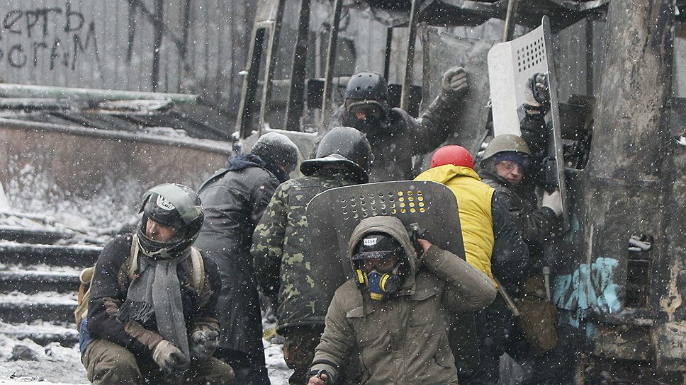 В центре Киева продолжаются противостояния бойцов спецподразделения &quot;Беркут&quot; с противниками власти. В результате столкновений погибли уже 3 человека