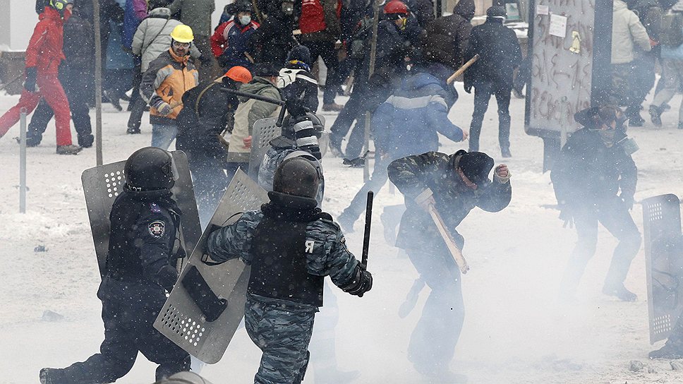 В центре Киева продолжаются противостояния бойцов спецподразделения &quot;Беркут&quot; с противниками власти. В результате столкновений погибли уже 3 человека