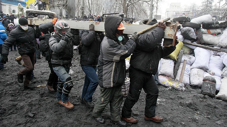 В центре Киева продолжаются противостояния бойцов спецподразделения &quot;Беркут&quot; с противниками власти. В результате столкновений погибли уже 3 человека