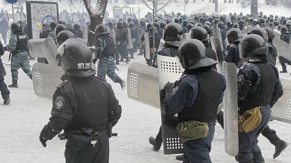 В центре Киева продолжаются противостояния бойцов спецподразделения &quot;Беркут&quot; с противниками власти. В результате столкновений погибли уже 3 человека