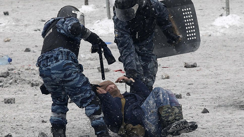 В центре Киева продолжаются противостояния бойцов спецподразделения &quot;Беркут&quot; с противниками власти. В результате столкновений погибли уже 3 человека