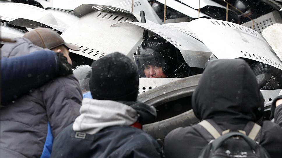 В центре Киева продолжаются противостояния бойцов спецподразделения &quot;Беркут&quot; с противниками власти. В результате столкновений погибли уже 3 человека