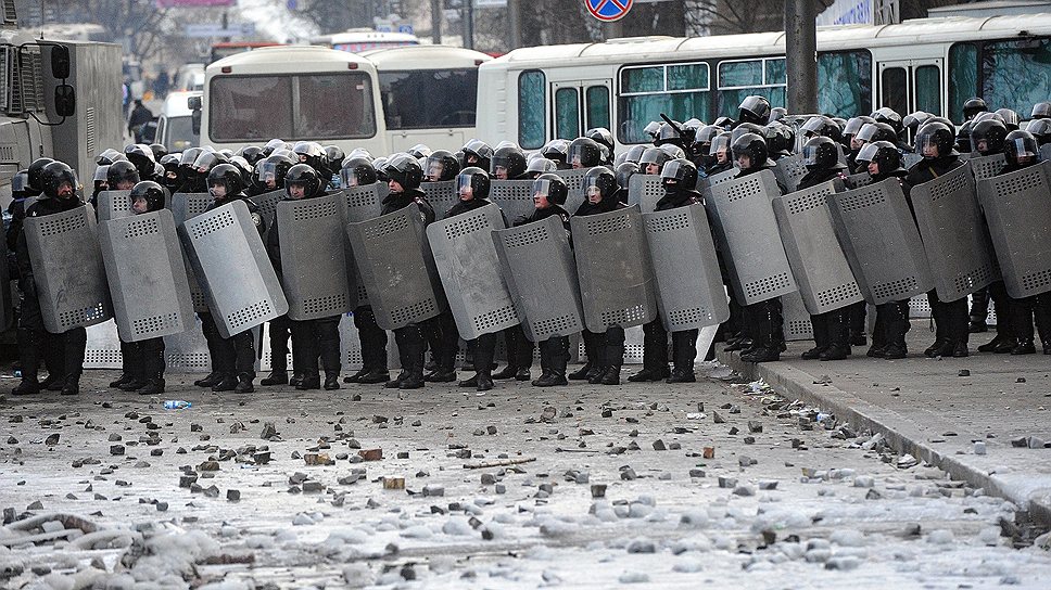 В центре Киева продолжаются противостояния бойцов спецподразделения &quot;Беркут&quot; с противниками власти. В результате столкновений погибли уже 3 человека