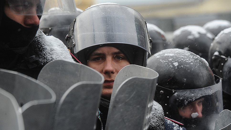 В центре Киева продолжаются противостояния бойцов спецподразделения &quot;Беркут&quot; с противниками власти. В результате столкновений погибли уже 3 человека